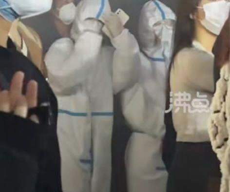 클럽서 방역요원 복장으로 춤추는 여성들. [웨이보 캡처]